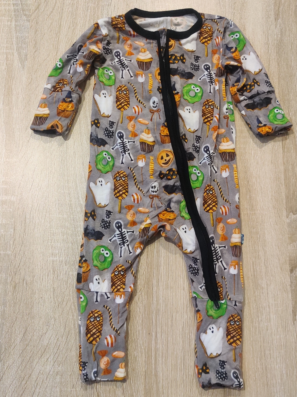 Gray Holiday Halloween Sweets Print One-Piece Sleepwear Size 0-3mo